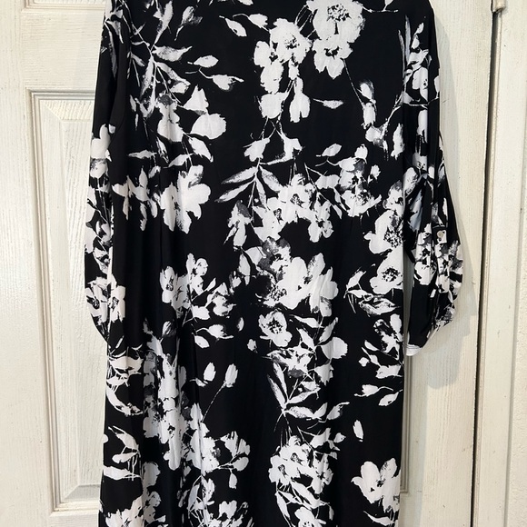 NWOT Cocomo Black & White Floral Hi/Lo Top - Picture 2 of 6
